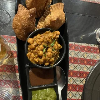 2 Pieces Samosa Channa