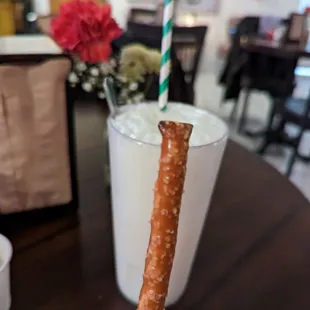 a hand holding a pretzel