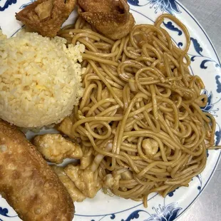 Chicken chow mein ( lunch specials)