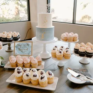 a table of cupcakes and cupcakes