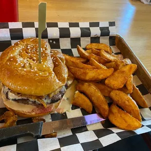 Burger, potato wedges