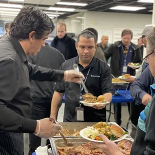 Abel can serve with the left and right hand