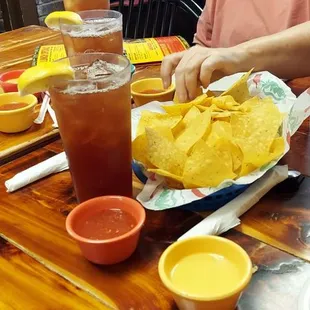Vary average queso, salsa, &amp; chips.