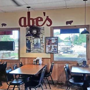 ows the interior of a restaurant