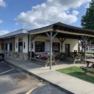 ows the outside of the restaurant