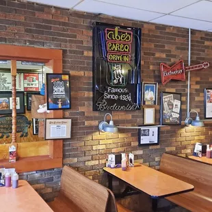 ows the interior of a restaurant