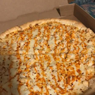 Buffalo chicken! I liked that there were no red onions (most buffalo chicken pizzas usually have it from my experience)