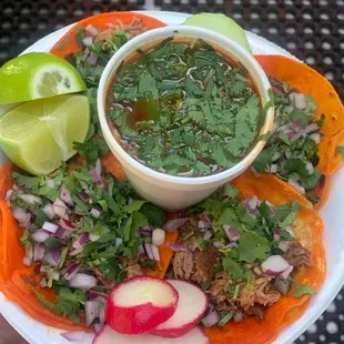 Birria tacos y consomé