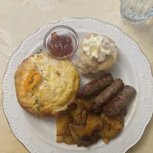 Quich  potatoes sausage I definitely enjoyed this breakfast.