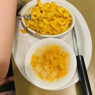 Kids Mac and cheese w fruit cup