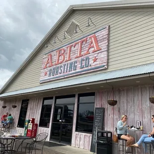 the outside of the restaurant