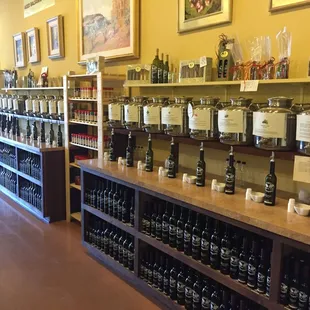 Two rows of mostly flavored oils and flavored vinegar.