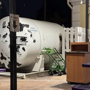 Liquid nitrogen tank