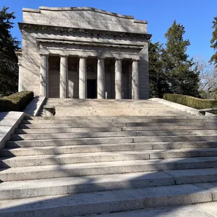 Easy walk up to monument