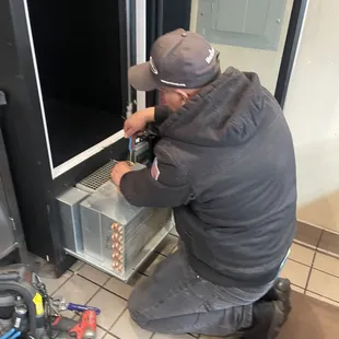 Roman inspecting condenser motor assembly at Baskin Robbins.
 #baskinrobbins
 #refrigeration
 #restaurants
 #commercial
 #31flavors