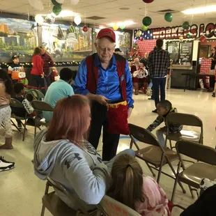 Charlie Fass a.k.a. "Mr. Illusion" doing some awesome Strolling Magic!!