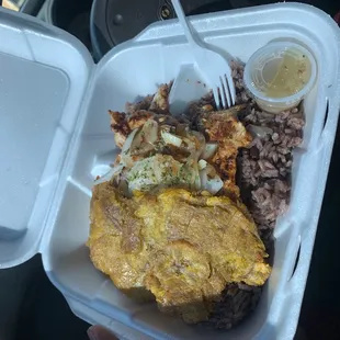 Chicken breast, moros and tostones.