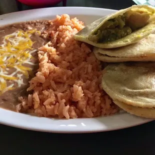Chorizo con papa Gorditas, chicharrones con chili Gordita with beans and rice