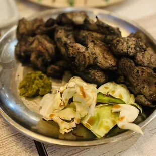 鶏もも肉の炙り焼き お店一押しの一品。　とっても柔らかで、柚子胡椒と一緒に