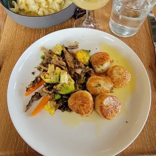 This was are dinner last night. Wonderful service and great food.  Scallops Mac and cheese and crab cake!