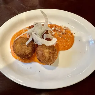 Jumbo-Lump Crab Cakes starter (Romesco, shaved almonds and fennel).