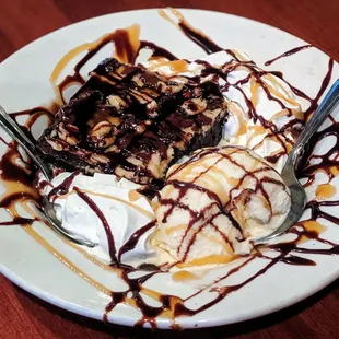 House Brownie - Peanut butter brownie, vanilla ice cream, whipped cream, caramel &amp; chocolate drizzle