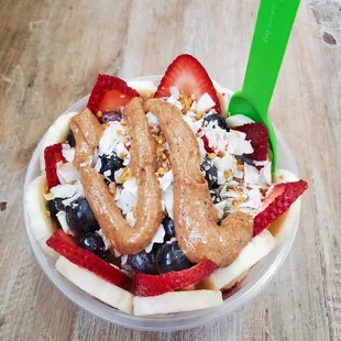 Pitaya with strawbs, bananas, almond butter, blueberries, bee pollen and coconut. Gluten free and tastee!