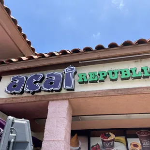 Smoothies, fruit bowls &amp; pastries.