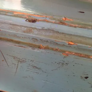 Nasty stained table where they don't clean Good enough !!!!