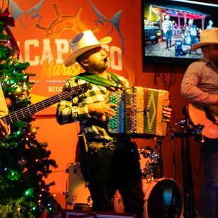 Musica en vivo los Fines de semana, Karaoke los domingos