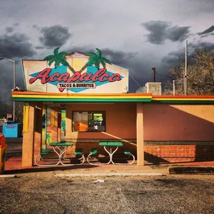 Tables outside are a nice place to wolf down some awesome burritos.