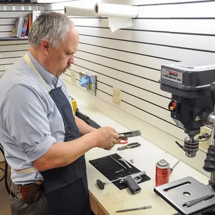 Gunsmith and gun shop in Memphis. Cash loans, guns and ammunition, and pawn shop.