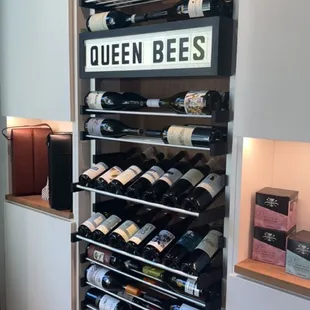 queen bee&apos;s wine rack