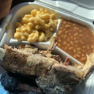 The meal comes with ribs , baked beans , mac &amp; cheese !
