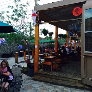 Aceitunas pleasant garden and patio.