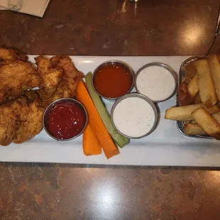 chicken wings and fried chicken, fried chicken wings, chicken wings, poultry, food, bbq wings, bbq chicken, fried chicken, chicken