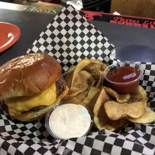 Cheeseburger w chips