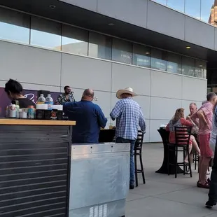 Bar, live music