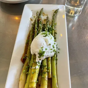 Asparagus with a poached egg and country ham