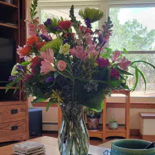 This arrangement lasted more than a week and was still very colorful.