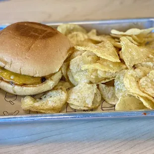 Kid&apos;s cheeseburger