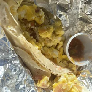 Egg and bacon on corn tortillas