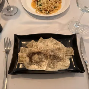 RAVIOLI FUNGHI E MOZZARELLA ALLA CACIO E PEPE Veg.  LINGUINE SACCA FISOLA