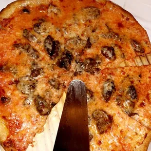 Margherita pizza with no basil, add mushroom