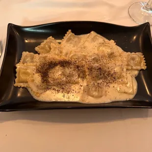 RAVIOLI FUNGHI E MOZZARELLA ALLA CACIO E PEPE Veg.