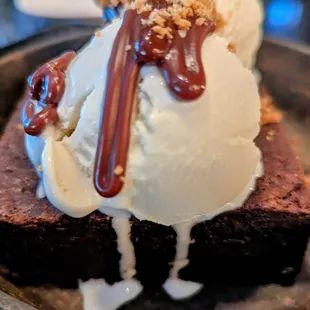 Brownie with vanilla ice cream and pecan