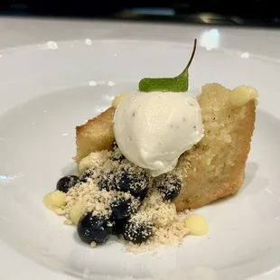 Maxine&apos;s lemon cake