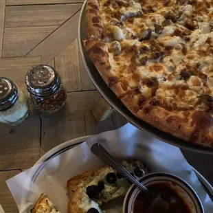 roasted garlic w/ Italian sausage and a side of pesto cheese bread.