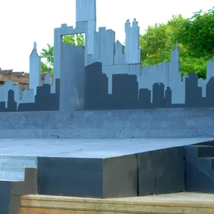 The background had me confused until I figured out it they set Richard III as a 1950s gangster war.