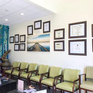 The waiting room where you can get a cup of tea and enjoy relaxing atmosphere.